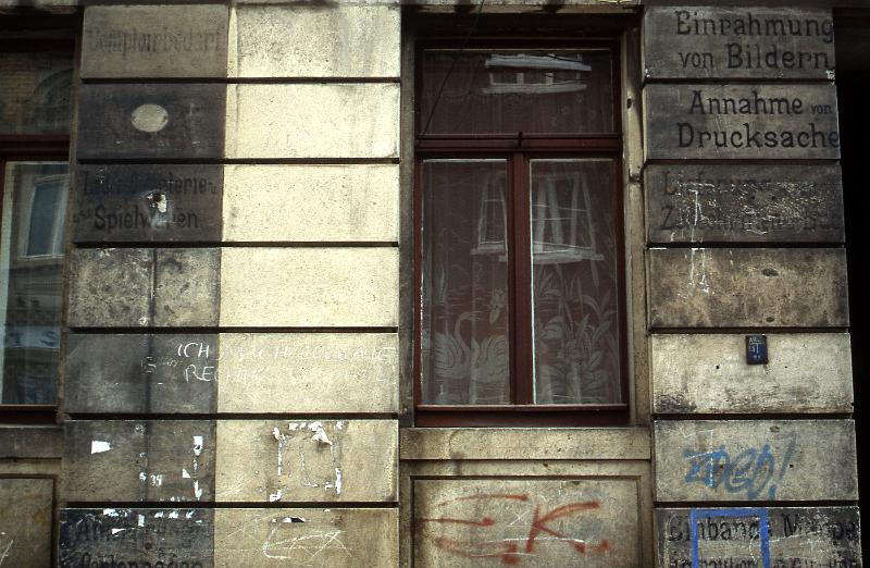 Dresden-Äußere Neustadt, Alaunstr. 88, 4.5.1996 (1).jpg - Comptoirbedarf, Leder-, Galanterie- u. Spielwaren / Einrahmung von Bildern, Annahme von Drucksachen, Lieferung von... / Einbände, Mappen